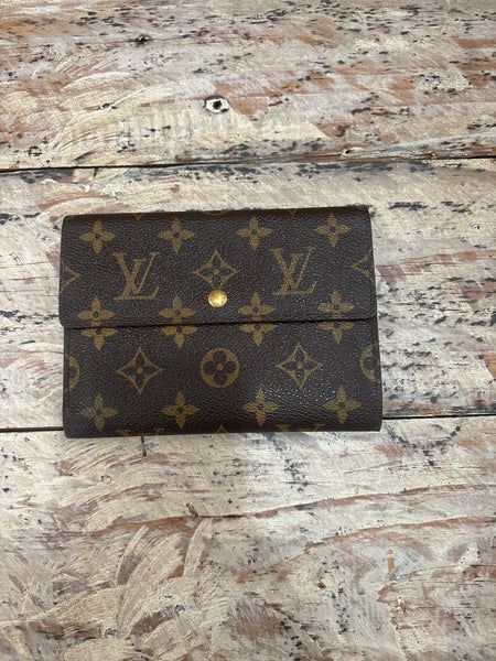 LV203- Louis Vuitton international wallet