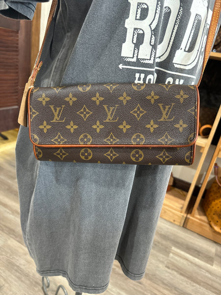 LV195- Louis Vuitton twin pouchette gm