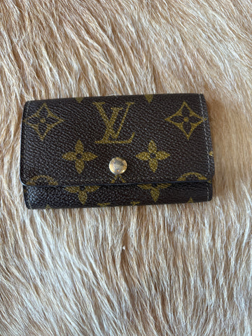 LV154- Louis Vuitton mono key holder