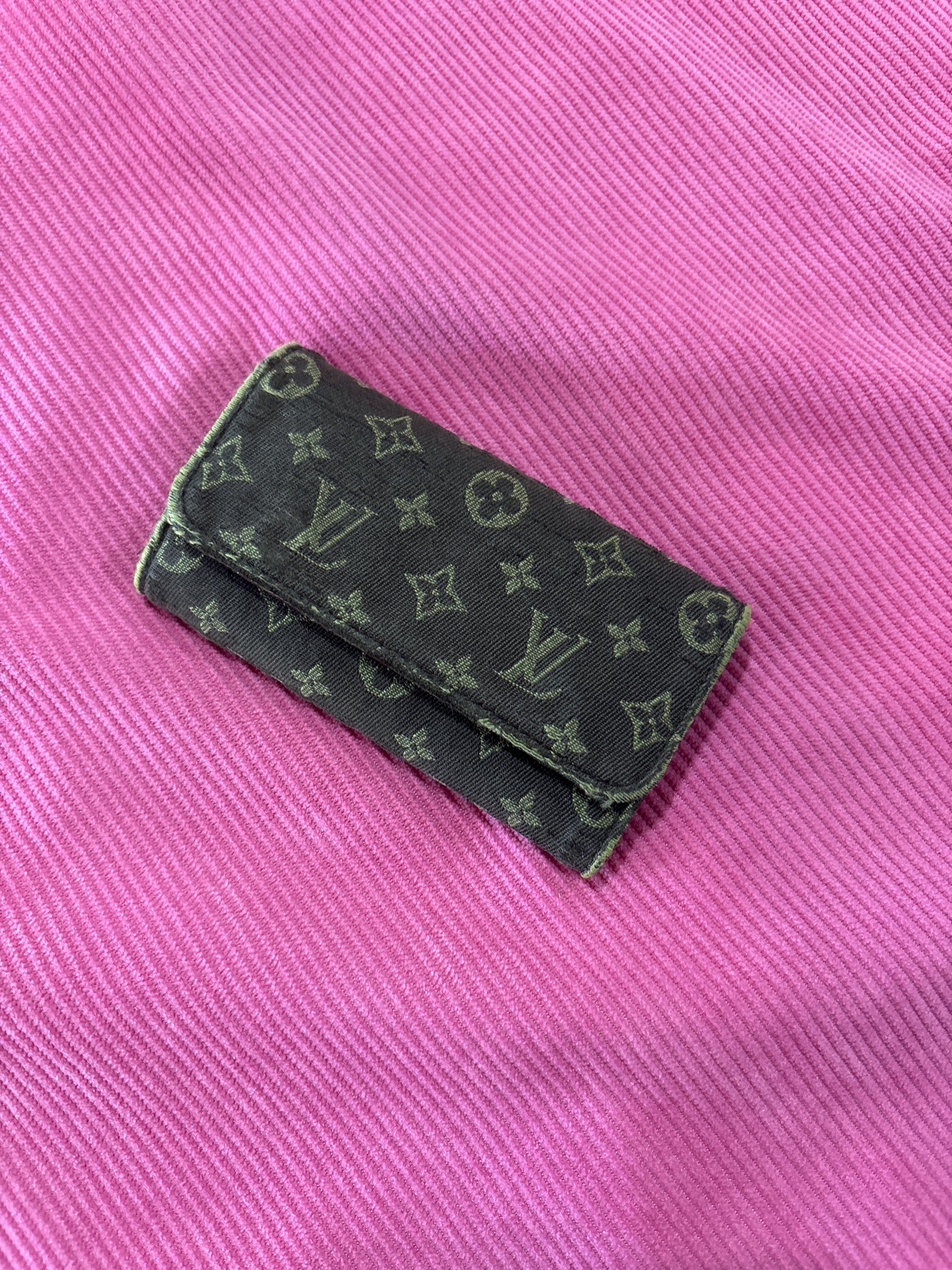 LV207- Louis Vuitton min lin key holder