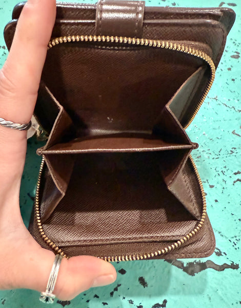 LV27- 2006 Louis Vuitton Damiere Ebene Compact Wallet